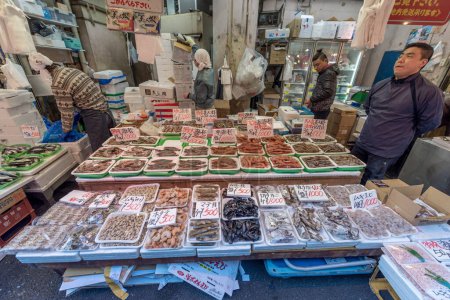 Foto de Ameyoko Shopping Street in Tokyo. Ameyoko is a busy market street along the Yamanote Line tracks between Okachimachi and Ueno Stations. See food. - Imagen libre de derechos