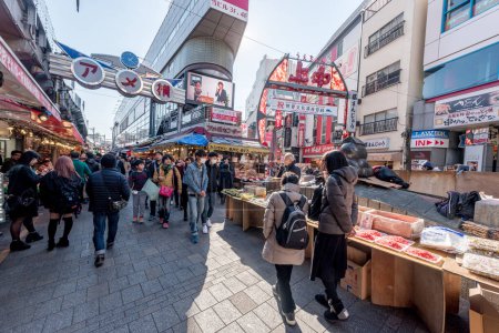 Téléchargez les photos : Ameyoko Shopping Street à Tokyo. Ameyoko est une rue commerçante très fréquentée le long des voies de la ligne Yamanote entre Okachimachi et les gares d'Ueno. Voir nourriture. - en image libre de droit