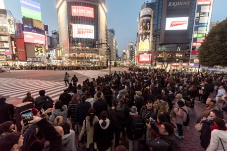 Téléchargez les photos : District de Shibuya à Tokyo. Intersection célèbre et la plus achalandée au monde, Japon. Shibuya Crossing - en image libre de droit