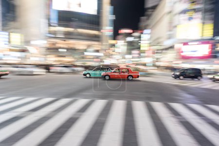 Foto de Distrito de Shibuya en Tokio. Famosa y concurrida intersección en el mundo, Japón. Cruce de Shibuya. Blurry Panning coche - Imagen libre de derechos