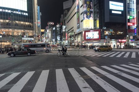 Téléchargez les photos : District de Shibuya à Tokyo. Intersection célèbre et la plus achalandée au monde, Japon. Shibuya Crossing. Voiture de panoramique floue - en image libre de droit