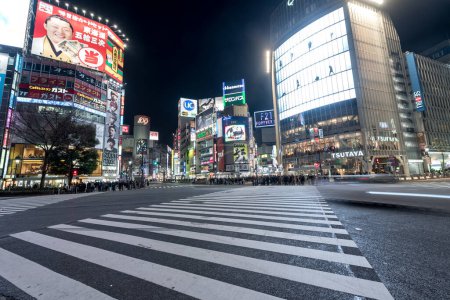 Foto de Shibuya District in Tokyo. Famous and busiest intersection in the world, Japan. Shibuya Crossing. Blurry Panning Car - Imagen libre de derechos