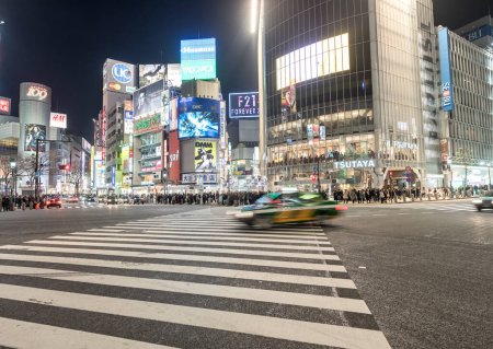 Foto de Shibuya District in Tokyo. Famous and busiest intersection in the world, Japan. Shibuya Crossing. Blurry Panning Car - Imagen libre de derechos