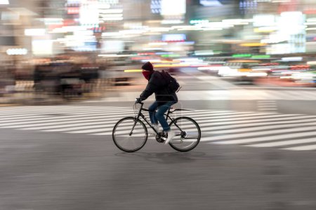 Foto de Distrito de Shibuya en Tokio. Famosa y concurrida intersección en el mundo, Japón. Cruce de Shibuya. Blurry Panning Black Taxi - Imagen libre de derechos