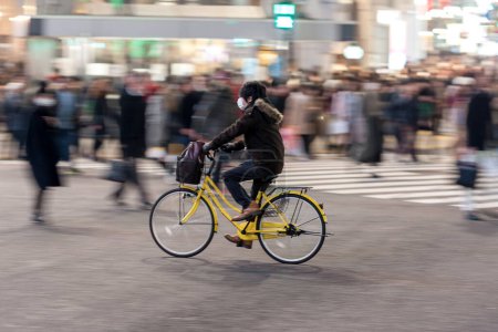 Foto de Distrito de Shibuya en Tokio. Famosa y concurrida intersección en el mundo, Japón. Cruce de Shibuya. Blurry Panning Black Taxi - Imagen libre de derechos