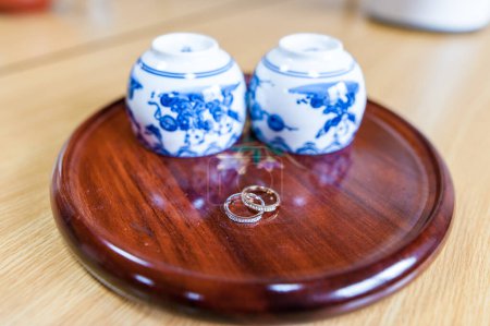 Téléchargez les photos : Anneau de mariage sur table japonaise avec des tasses de thé. Kyoto, Japon - en image libre de droit