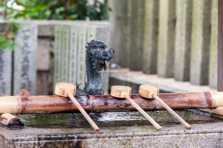 Foto de Cucharones sagrados japoneses y agua bendita en el santuario local en Kyoto. Japón - Imagen libre de derechos