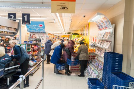 Téléchargez les photos : Maxima Shop in Lithuania. One of the most popular shops brand in Lithuania. Customers inside. - en image libre de droit