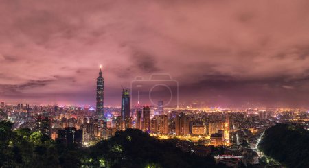 Téléchargez les photos : Taipei, Taiwan. Night Panorama. Skyline. Cityscape. Taipei 101 Taipei World Financial Center in Background. - en image libre de droit