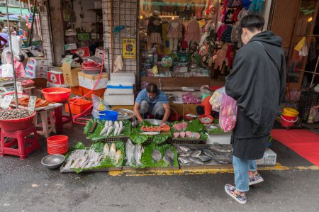 Téléchargez les photos : Taipei Street in one of suburb, district. Market Street in Taipei. Selling Fish - en image libre de droit