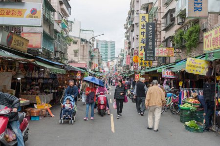 Téléchargez les photos : Taipei Street in one of suburb, district. Market Street in Taipei. - en image libre de droit