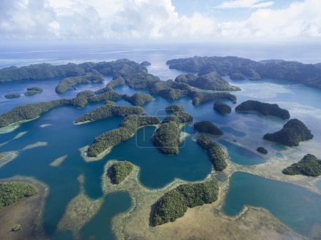 Foto de Isla Koror en Palau. Archipiélago, parte de la región de Micronesia. Punto de vista del dron - Imagen libre de derechos