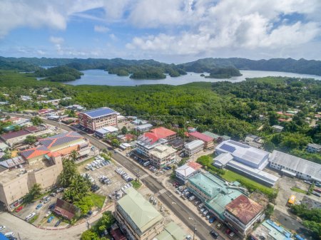 Foto de Koror Ciudad en Palau Island. Micronesia, paisaje urbano en segundo plano. Punto de vista del dron - Imagen libre de derechos