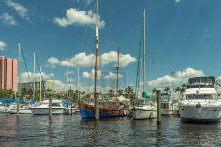 Téléchargez les photos : Yacht and Boats in Port in Fort Myers. Caloosahatchee river. Florida. USA - en image libre de droit