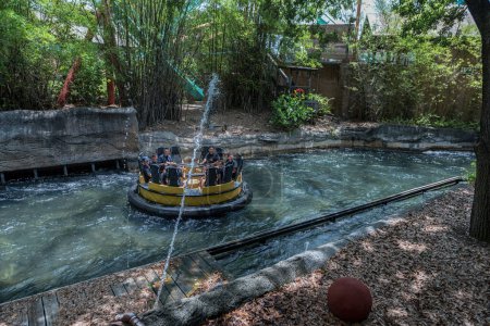 Téléchargez les photos : Attractions à Busch Gardens Tampa Bay. En Floride. éclaboussure d'eau. - en image libre de droit