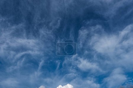 Téléchargez les photos : Cloudy Blue Sky. Background. - en image libre de droit
