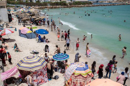 Foto de MONASTIR, TUNISIA - JUNE 16, 2016: Public Beach in Monastir, Tunisia. - Imagen libre de derechos