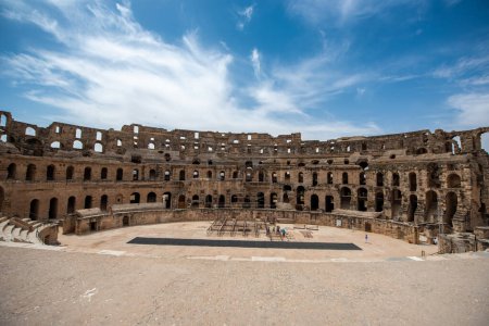 Foto de Amphitheatre of El Jem in Tunisia. Amphitheatre is in the modern-day city of El Djem, Tunisia, formerly Thysdrus in the Roman province of Africa. It is listed by UNESCO since 1979 as a World Heritage Site - Imagen libre de derechos