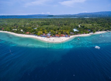 Téléchargez les photos : White Beach Moalboal in Cebu, Palawan, Philippines. Boat and Ocean Water and Beach. Drone - en image libre de droit