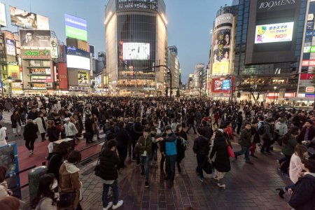 Foto de Shibuya District in Tokyo. Famous and busiest intersection in the world, Japan. Shibuya Crossing - Imagen libre de derechos