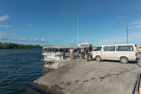 Foto de Carga de ferry con comida, gas en Peleliu, Palau Island. Micronesia - Imagen libre de derechos