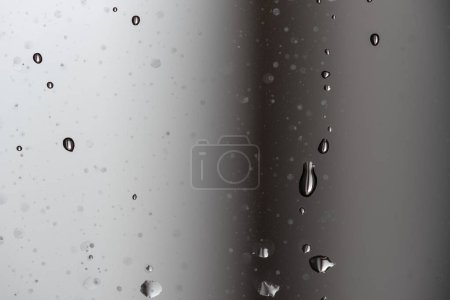 Téléchargez les photos : L'eau tombe sur la surface du verre. Macro. Larmes. - en image libre de droit