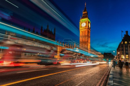 Foto de London Big Ben y Westminster Bridge con el Palacio de Westminster. Gente borrosa debido a la exposición prolongada. Autobús rojo en movimiento - Imagen libre de derechos