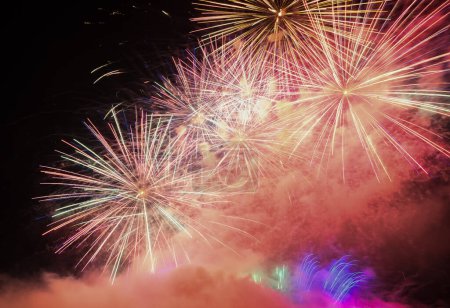 Foto de Fuegos artificiales coloridos con fondo bokeh. Celebración de Año Nuevo, Fondo de vacaciones abstracto - Imagen libre de derechos