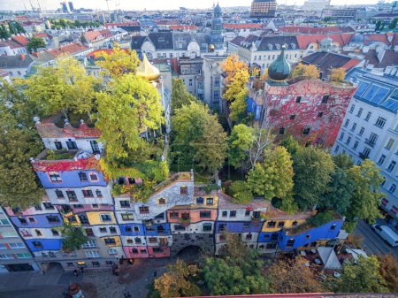 Foto de Hundertwasserhaus. Este punto de referencia expresionista de Viena se encuentra en el distrito Landstrase - Imagen libre de derechos