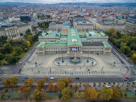 Téléchargez les photos : Palais du Parlement autrichien, Rathaus et Musée avec Palais en arrière-plan. Vienne objets touristiques les plus populaires. - en image libre de droit