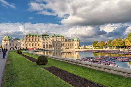 Foto de VIENA, AUSTRIA - 09 DE OCTUBRE DE 2016: Palacio Belvedere y Jardín con Fuente. Objeto turístico en Viena, Austria. - Imagen libre de derechos