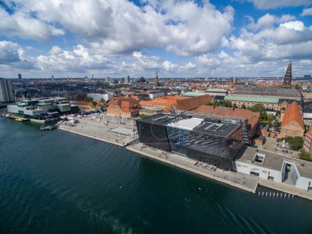 Téléchargez les photos : Copenhagen Cityscape, Danemark. Copenhague Vieille ville et Diamon noir, Bibliothèque royale en arrière-plan. - en image libre de droit