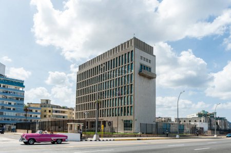Foto de LA HABANA, CUBA - 23 de octubre de 2017: La Habana, Cuba y la Embajada de los Estados Unidos de América en Antecedentes - Imagen libre de derechos