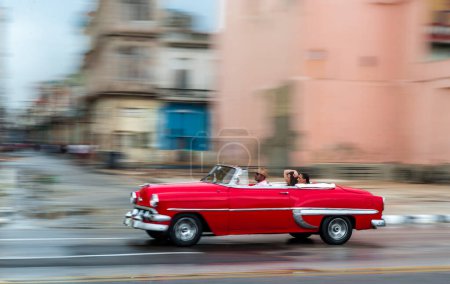 Foto de La Habana, Cuba - 21 de octubre de 2017: Coche viejo en La Habana, Cuba. Pannnig. Vehículo Retro Usualmente Usando Como Un Taxi Para Gente Local y Turista. Color rojo - Imagen libre de derechos