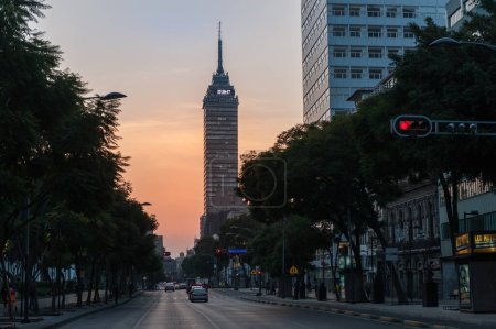 Téléchargez les photos : MEXIQUE - 19 OCTOBRE 2017 : Mexico Paysage urbain du matin avec circulation - en image libre de droit