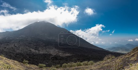 Foto de Volcán de Pacaya y Cielo Azul. Guatemala - Imagen libre de derechos