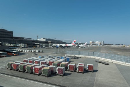 Téléchargez les photos : TOKYO, JAPON - 15 FÉVRIER 2018 : Aéroport international Narita à Tokyo, Japon. British Airlines et Turkish Airlines Avions en arrière-plan - en image libre de droit