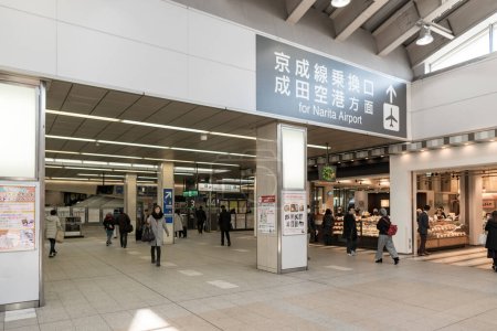 Foto de TOKIO, JAPÓN - 19 DE FEBRERO DE 2018: Tokyo Nippori Metro Station with People and Direction to Narita Airport - Imagen libre de derechos