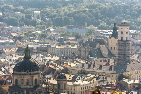 Foto de Paisaje urbano de Lviv. Ucrania. Ciudad Vieja de Lviv. Torre del Ayuntamiento y Reloj en segundo plano - Imagen libre de derechos