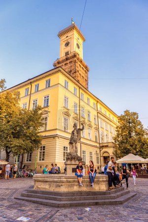 Téléchargez les photos : LVIV, UKRAINE - 12 SEPTEMBRE 2016 : Lviv City et Lviv Old Town With People. Lumière du coucher du soleil et hôtel de ville de Lviv - en image libre de droit