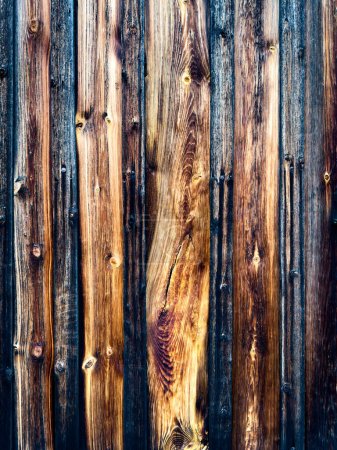 Téléchargez les photos : Texture murale en bois vieilli, architecture vintage, détails en gros plan. Fond vertical. Photo de haute qualité - en image libre de droit