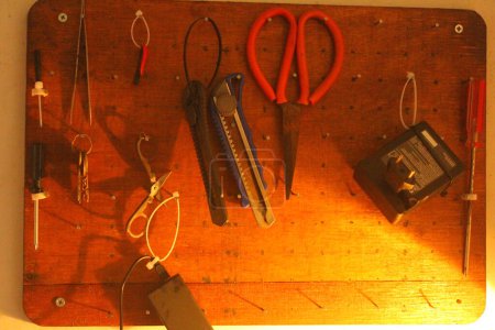 Foto de Herramientas para la reparación de equipos eléctricos en una mesa de madera en un taller - Imagen libre de derechos