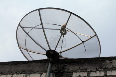 Téléchargez les photos : Antenne parabolique sur le toit du bâtiment, gros plan de la photo - en image libre de droit