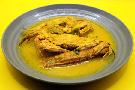 Téléchargez les photos : Crabe épicé dans la sauce au curry sur fond jaune, nourriture thaïlandaise. - en image libre de droit