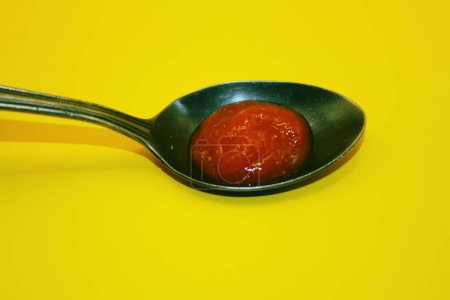 sauce tomate rouge à la cuillère, sauce rouge avec lat de couleur jaune