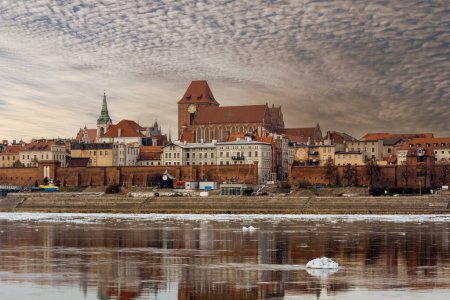 Téléchargez les photos : La vieille ville de Torun, vue depuis la Vistule, Pologne. - en image libre de droit
