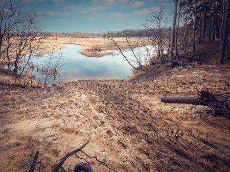 Téléchargez les photos : The beginning of a snowless winter on a small river in central Poland - en image libre de droit