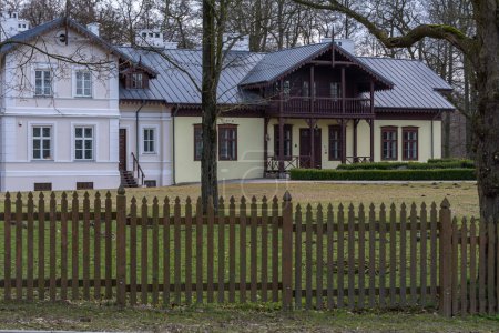 Téléchargez les photos : Ancien manoir dans le musée en plein air dans le village de Klobka, Pologne. - en image libre de droit