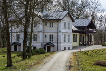 Téléchargez les photos : Ancien manoir dans le musée en plein air dans le village de Klobka, Pologne. - en image libre de droit