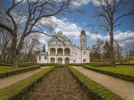 Téléchargez les photos : Manoir historique dans la ville de Poddebice, Pologne. - en image libre de droit